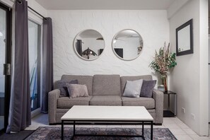 Condo, 1 cama King size y sofá cama (Casa De Emdeko 105) | Área de sala de estar