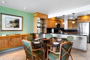 Appartamento, letti multipli (Keauhou Kona Surf & Racquet Club #4-1) | Cucina privata | Lavastoviglie, carta assorbente