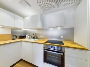 Réfrigérateur, four, plaque de cuisson, lave-vaisselle