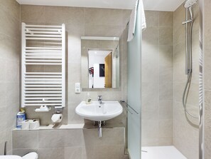 Douche, serviettes fournies, papier toilette