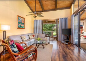 Apartment, Mehrere Betten (Keauhou Kona Surf & Racquet Club #8-3) | Wohnbereich