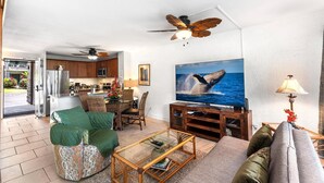 Apartment, Mehrere Betten (Alii Villas#127 Remodeled, AC & Ocean) | Wohnbereich