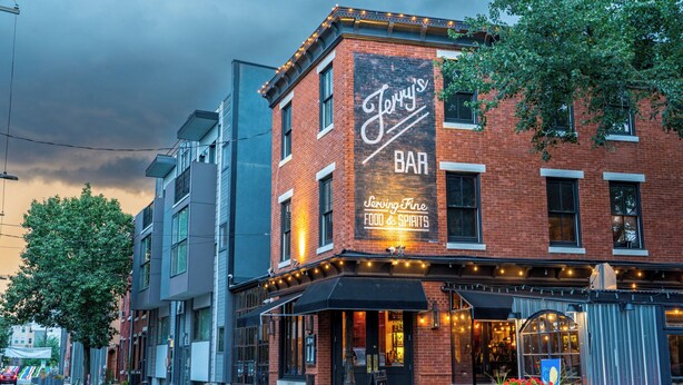 Un edificio in mattoni con un'insegna che recita: "Jerry's BAR Serving Fine Food & Spirits".