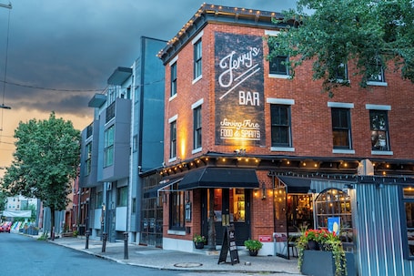 Exterior. Pet Friendly- Big- King Bed | Minutes 2 Stadiums