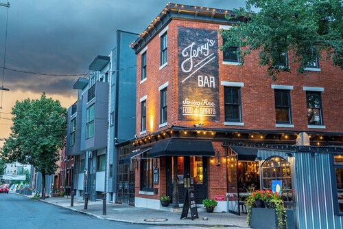 Pet Friendly Fishtown 3BR | A+ Location & King Bed