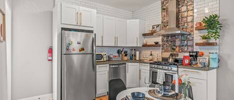 Refrigerador, microondas, horno y parrilla de estufa