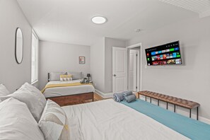 3 makuuhuonetta, tallelokero huoneessa, silitysrauta/-lauta