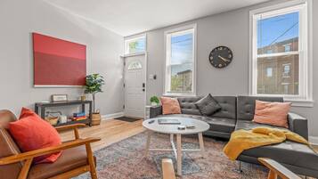 Een smart-tv, videogames, boeken en een kantoor