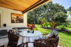 Apartamento, varias camas (Keauhou Kona Surf & Racquet Club #8-1) | Restaurante al aire libre