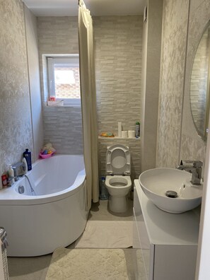 Baignoire, sèche-cheveux, serviettes fournies, savon