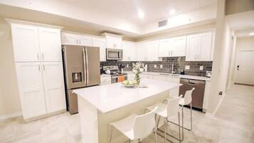 冰箱、微波炉、烤箱、炉灶