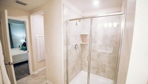 Douche, séchoir à cheveux, serviettes fournies, savon