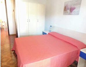 2 makuuhuonetta, tallelokero huoneessa, vuodevaatteet