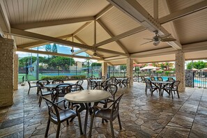 Condo, varias camas (Keauhou Kona Surf & Racquet Club #5-1) | Restaurante al aire libre