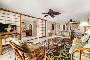 Condo, varias camas (Keauhou Kona Surf & Racquet Club #5-1) | Área de sala de estar