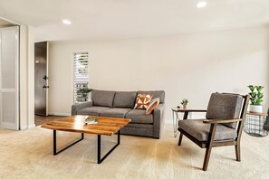 Condo, 1 King Bed (Kona Mansions#302) | Living area - Kona Mansions#302 (Kailua-Kona)