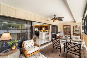 Condo, varias camas (Kona Plaza#113) | Área de sala de estar