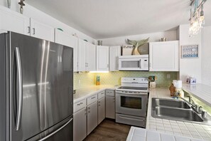 公寓客房, 1 張加大雙人床和 1 張沙發床 (Alii Villas#221) | 私人廚房 | 洗碗機、紙巾