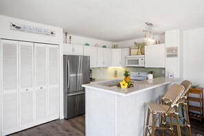 Condo, 1 cama Queen size y sofá cama (Alii Villas#221) | Cocina privada | Lavavajillas y toallas de papel 