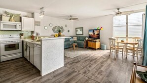 Apartment, 1 Queen-Bett und Schlafsofa (Alii Villas#221) | Eigene Küche | Geschirrspüler, Küchenrolle