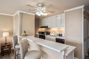 Condo, 1 cama Queen e sofá-cama (Kalani Kai#104) | Cozinha privada | Lava-louças, toalhas de papel