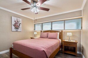 公寓式客房, 1 张大床和 1 张沙发床 (Kalani Kai#104) | 1 多间卧室