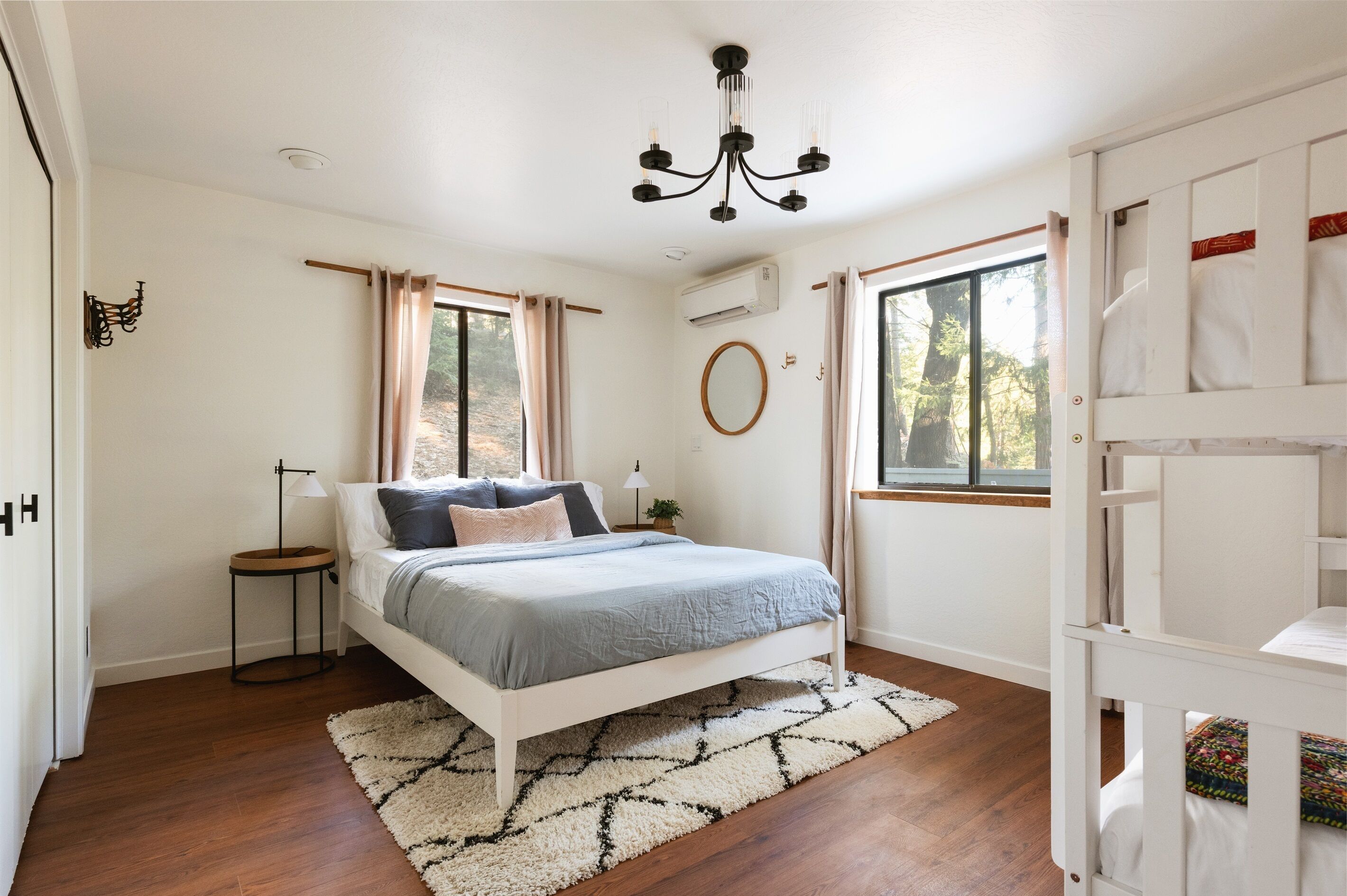 2 bedrooms, desk, travel cot, free WiFi