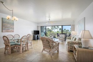 콘도, 침대(여러 개) (Keauhou Punahele #B-107) | 거실 공간