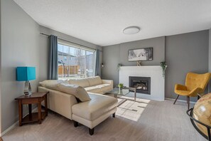 Smart TV, fireplace, books, offices - The Highland | Home Away from Home | Gym | Office (Calgary)