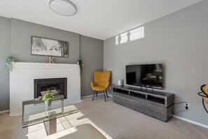Smart-TV, Kamin, Bücher, Arbeitsbereiche