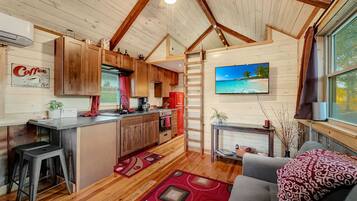 TV connectée, lecteur de DVD, livres