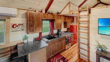 Réfrigérateur, four, plaque de cuisson, cafetière/bouilloire