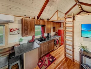 Kylskåp, ugn, spishäll och kaffe- och tebryggare