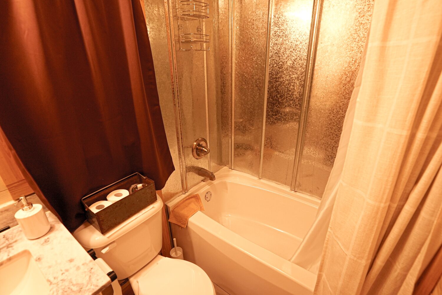 Une salle de bain avec des toilettes, un lavabo et une baignoire.