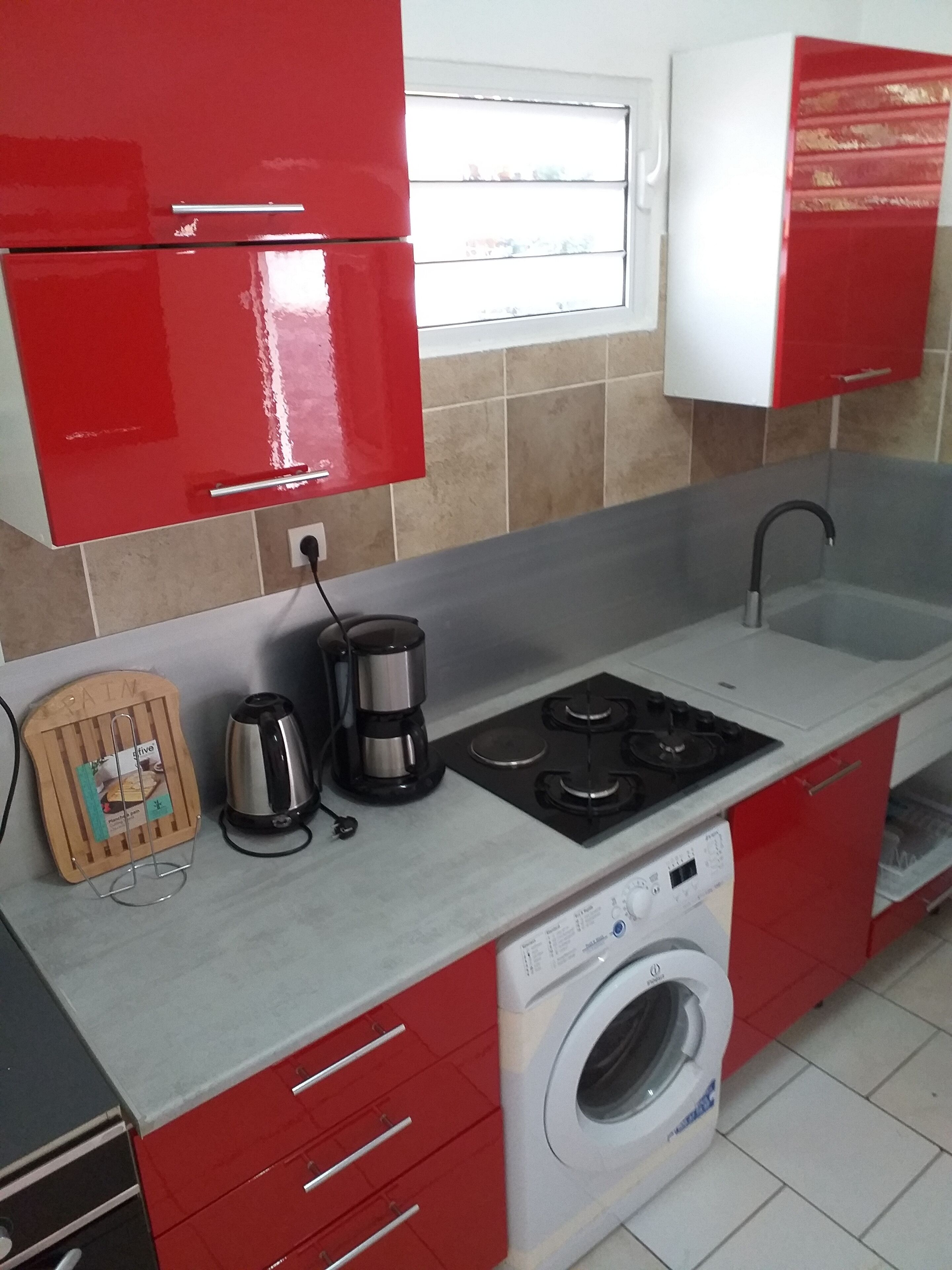 Réfrigérateur, four à micro-ondes, un four, cafetière-théière