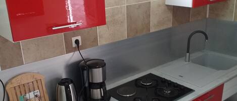 Réfrigérateur, micro-ondes, four, cafetière/bouilloire