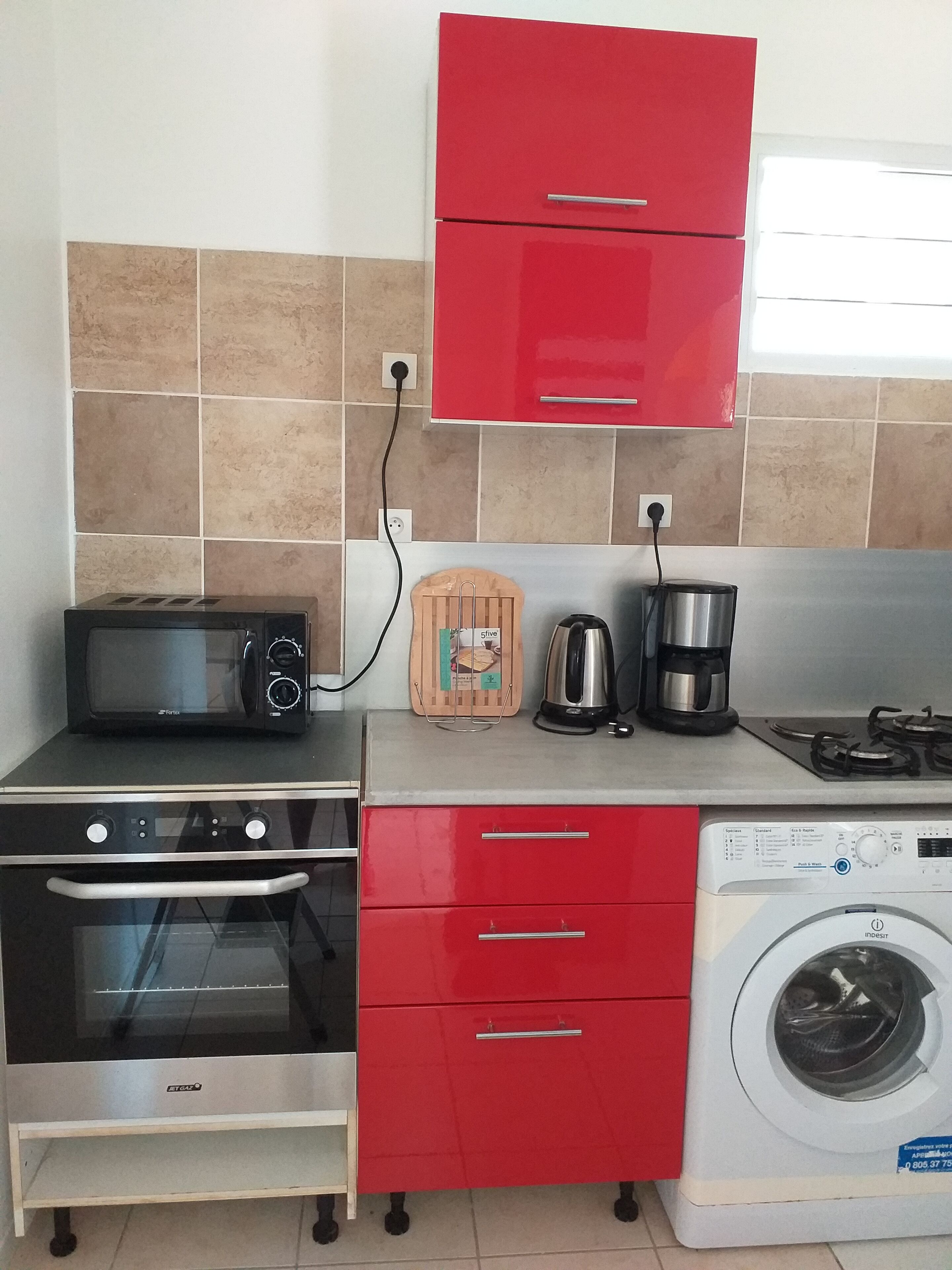 ثلاجة، ميكروويف، فرن، ماكينة لصنع القهوة/الشاي