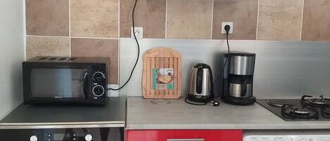 Fridge, microwave, oven, coffee/tea maker