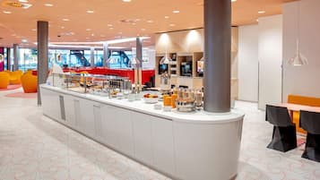 Tägliches Frühstücksbuffet (15.90 EUR pro Person)