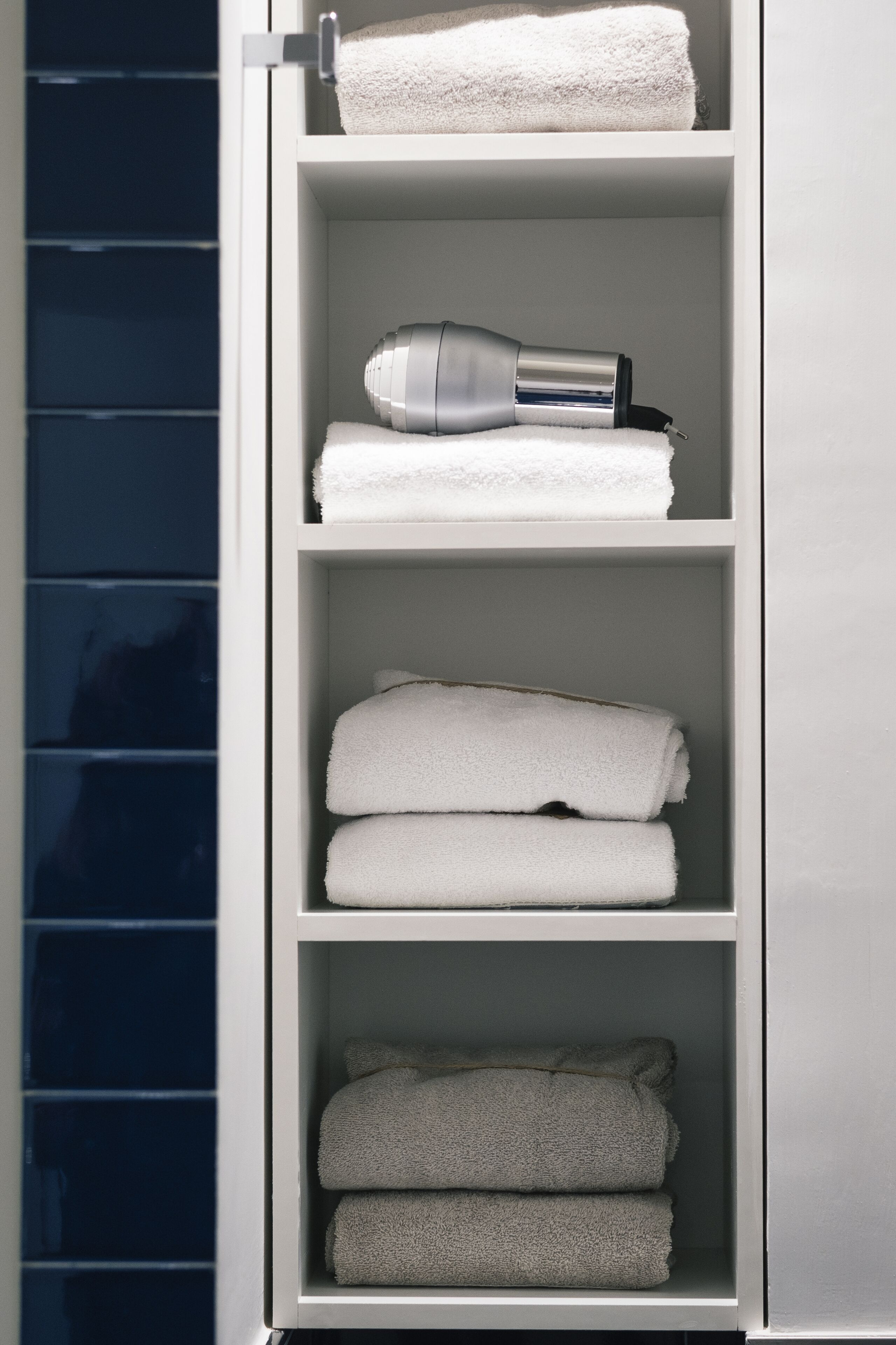 Douche, sèche-cheveux, bidet, serviettes fournies