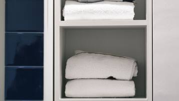 Doccia, asciugacapelli, bidet, asciugamani