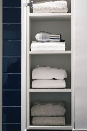 Dusche, Haartrockner, Bidet, Handtücher