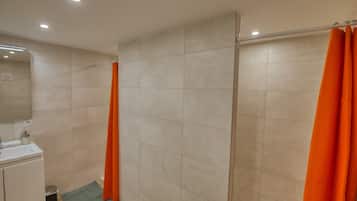 Douche, sĂšche-cheveux, shampoing, papier toilette