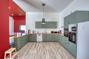 Kühlschrank, Mikrowelle, Ofen, Geschirrspüler