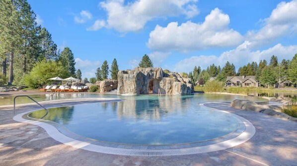 Pool - Sprawling craftsman villa with hot tub, 2 patios, (Sunriver)