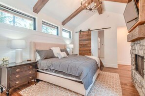 5 bedrooms, iron/ironing board, WiFi, bed sheets