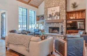 تلفزيون، مدفأة، مكتب