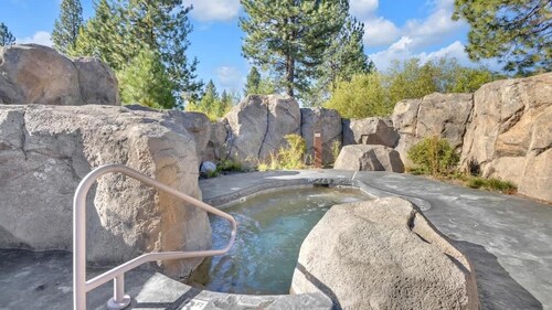 Sprawling craftsman villa with hot tub, 2 patios,