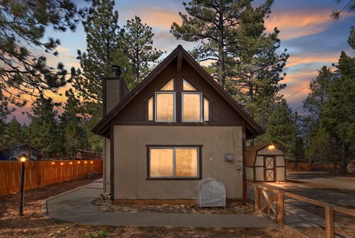 The Big Bear Den - Cozy cabin retreat with mountain views