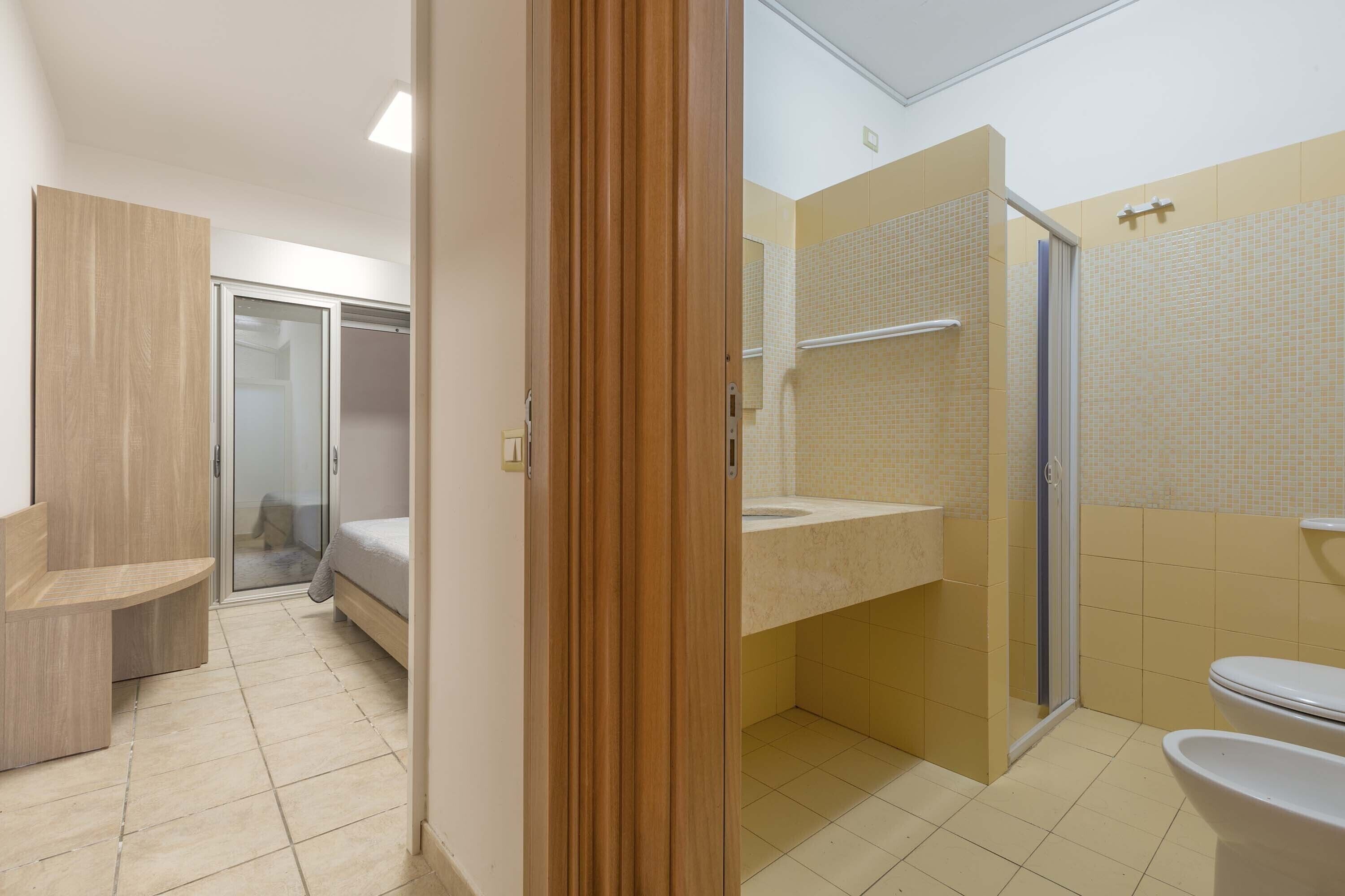 Ein Badezimmer mit Dusche, Toilette und Waschbecken.